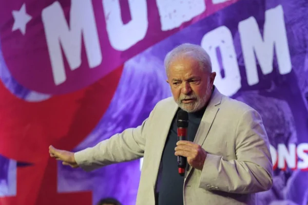 O ex-presidente Luiz Inácio Lula da Silva (PT), participa nesta manhã de quinta-feira,10, no hotel Nobile Downtown, da reunião “Mulheres com Lula para reconstruir o Brasil”, organizada pela Secretaria Nacional de Mulheres do PT e pela presidente do partido, deputada Gleisi Hoffmann (PT). Foto: Fábio Vieira/Metrópoles