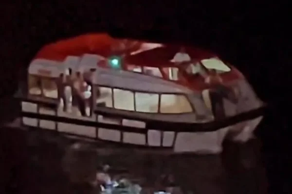 Imagem colorida da Embarcação do cruzeiro auxiliando os náufragos - Metrópoles
