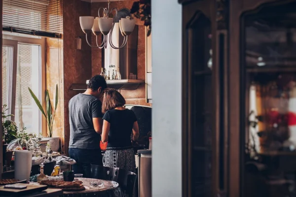 Casal faz cozinha junto, cozinha