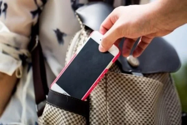 Foto colorida de celular sendo retirado de bolsa. Governo quer punir - Metrópoles