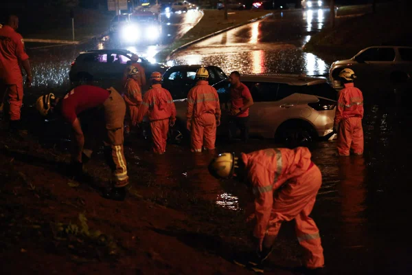 Fotos: chuva forte derruba árvores e deixa motoristas ilhados no DF