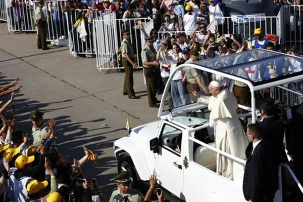 Papa Francisco é atingido no rosto por jornal durante passeio