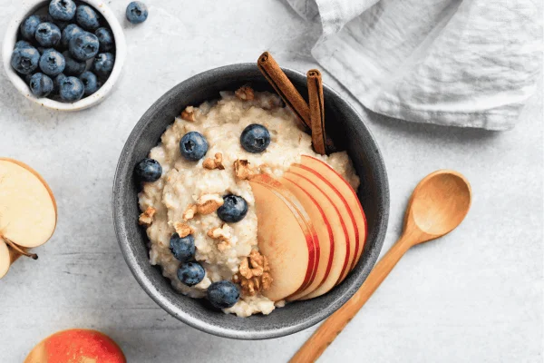 Foto colorida de mingau de aveia com frutas - Nutri explica diferenças entre flocos, farinha e farelo de aveia - Metrópoles