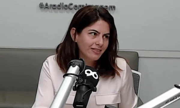 Médica em audiência pública na Saúde convocou protesto contra vacina