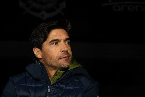 Abel critica arbitragem em jogo contra o Corinthians: “É frustrante”