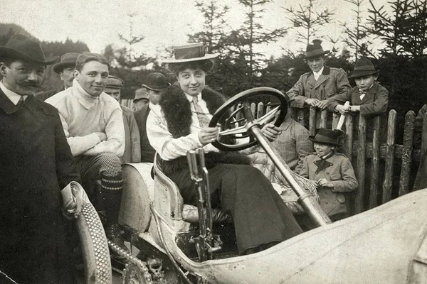 Mercedes-Benz completa 120 anos