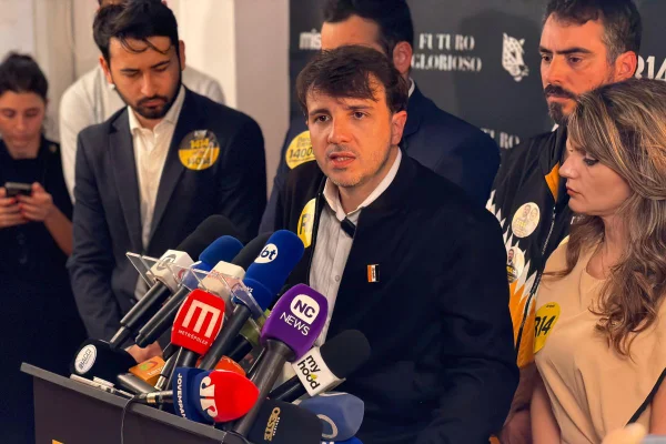 Imagem colorida mostra Renan Santos concedendo entrevista coletiva - Metrópoles