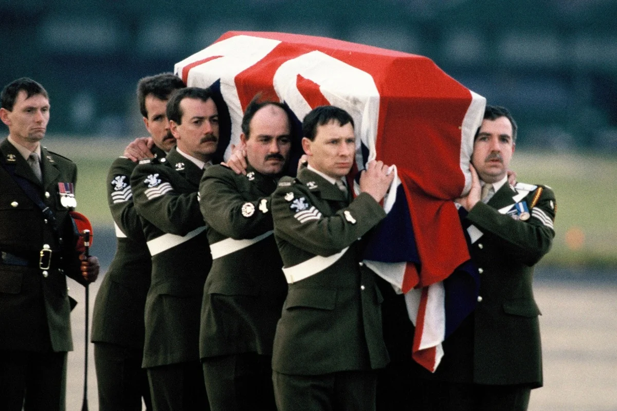 Caixão do major Lindsay em cerimônia de enterro Caixão do major Lindsay em cerimônia de enterro