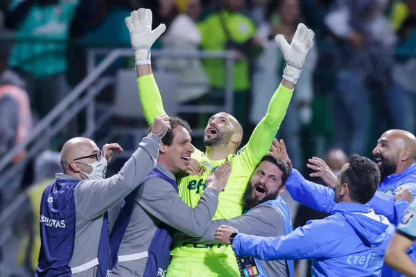 Um Palmeiras heróico, com dois a menos, mantém o sonho do tri
