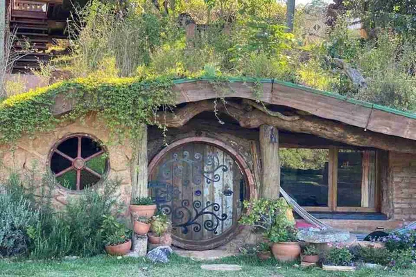 Disponível para aluguel, “casa hobbit” faz sucesso no interior de SP