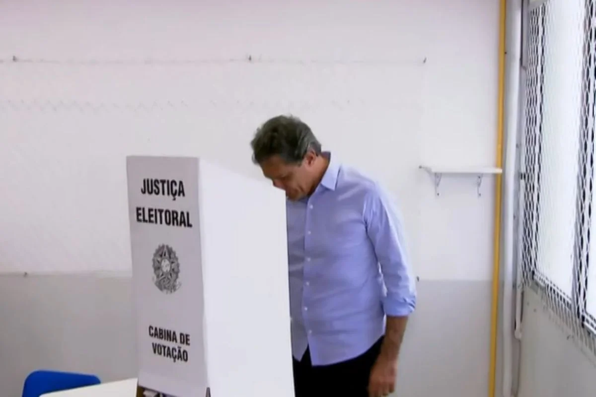 Após acompanhar Lula no ABC, Haddad vota na capital