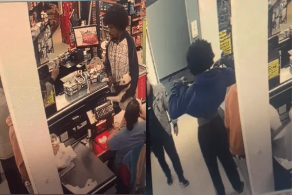 Imagem colorida de um homem negro com um cachorro no colo antes de ser baleado pelo segurança de um supermercado - Metrópoles