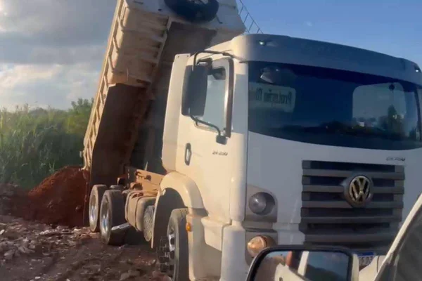 Caminhões são apreendidos após flagra de descarte irregular em área do DF