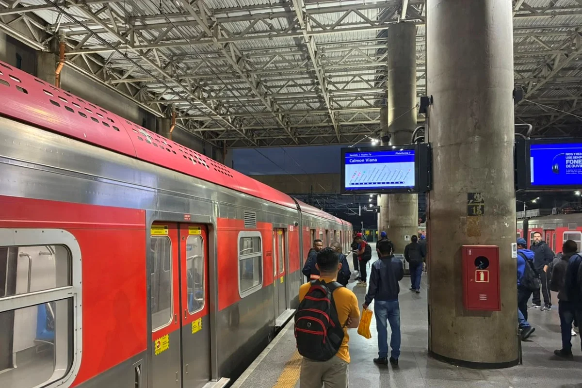 Trem da Linha 12 apresenta falha, e passageiros são evacuados no Tatuapé