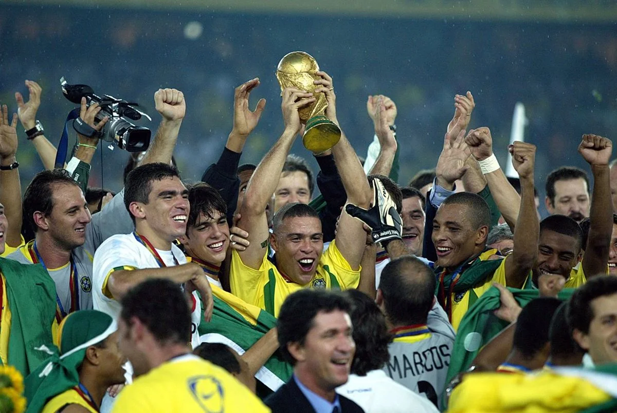 Lúcio, Kaká e Ronaldo do Brasil comemoram com o troféu da Copa do Mundo Lúcio, Kaká e Ronaldo do Brasil comemoram com o troféu da Copa do Mundo