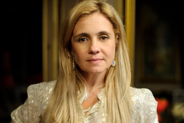 Adriana Esteves será a vilã Carminha em Avenida Brasil 2