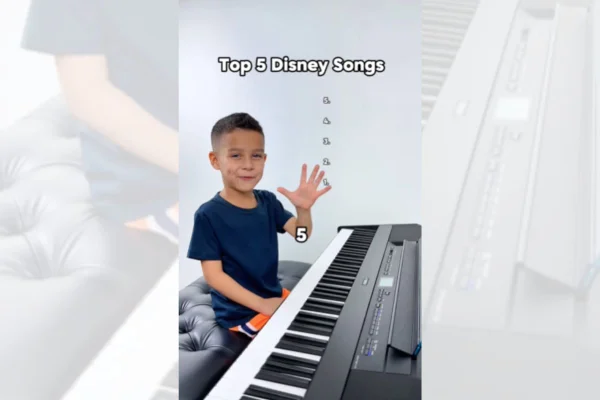 Foto colorida de um menino tocando piano - Metrópoles