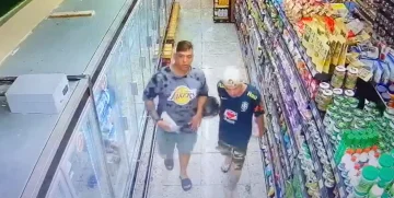Imagens de câmera de segurança de supermercado em São Paulo mostra dois homens roubando peças de picanha em corredor - Metrópoles