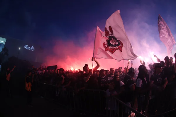 Corinthians chega à Neo Química Arena com festa de torcedores; veja