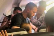 EUA: homem tenta abrir porta de avião em pleno voo e é imobilizado EUA: homem tenta abrir porta de avião em pleno voo e é imobilizado