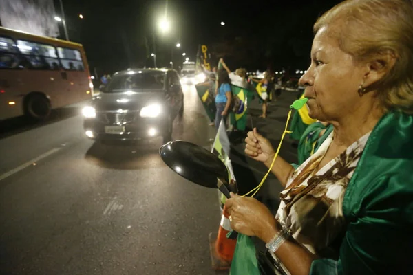 Manifestantes pró e contra Dilma se reúnem na Esplanada