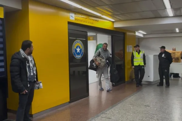 Imagem colorida de ativista chegando ao Brasil