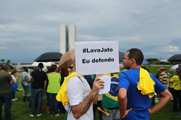 Manifestantes pedem aprovação do PL das 10 medidas contra a corrupção