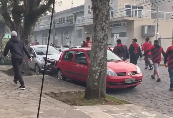 Briga entre torcedores do Juventude e do Atlhetico-PR deixa feridos nos arredores do Alfredo Jaconi