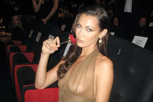 Bella Hadid de YSL e Chopard no Festival de Cannes em 2024 - Metrópoles