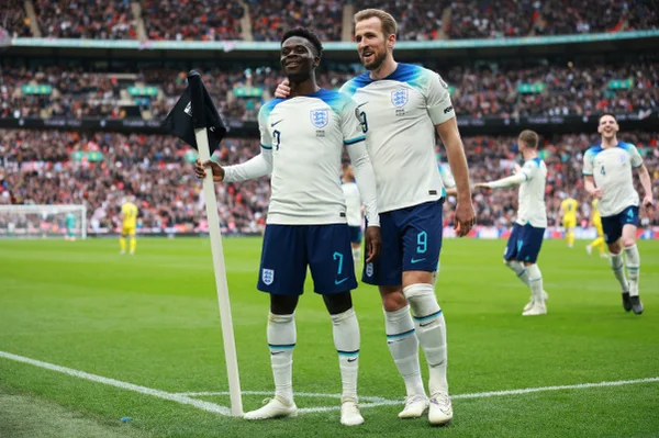 Saka e Harry Kane comemoram gol pela Inglaterra - Metrópoles