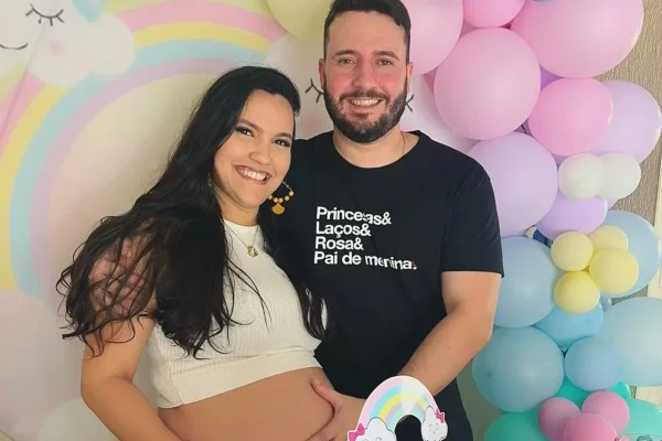 Deborah e Wallace em chá de bebê da filha - Metrópoles