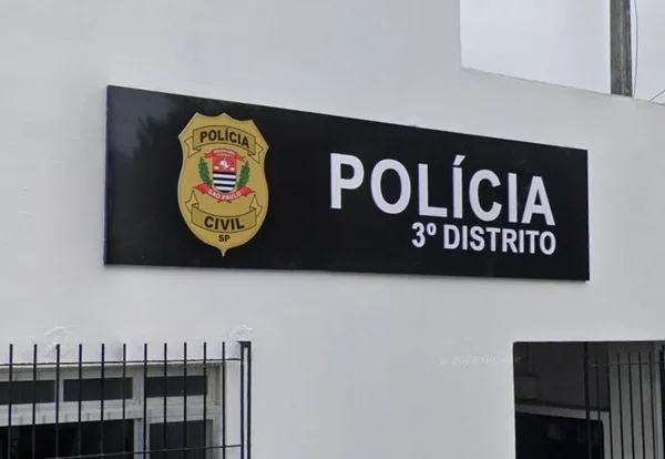 Foto colorida mostra fachada do 3º DP de Itanhaém
