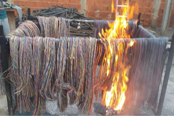 Cabos de energia pendurados em varal pegando fogo