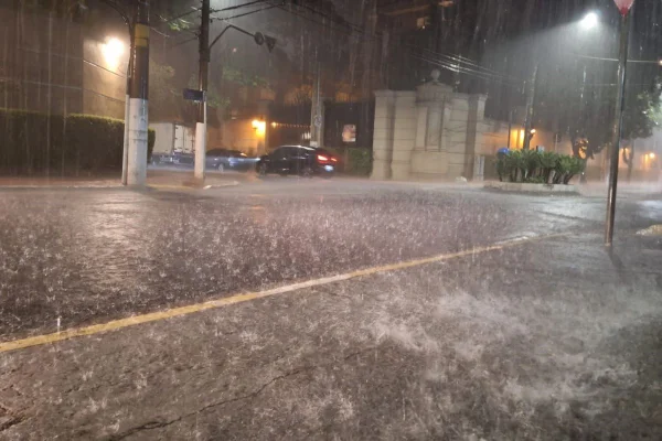 Imagem colorida mostra chuva forte em São Paulo durante a noite - Metrópoles