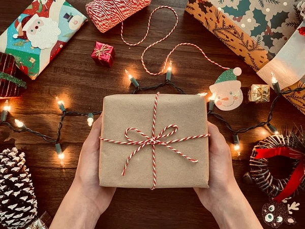 pacote embrulhado em tema de Natal
