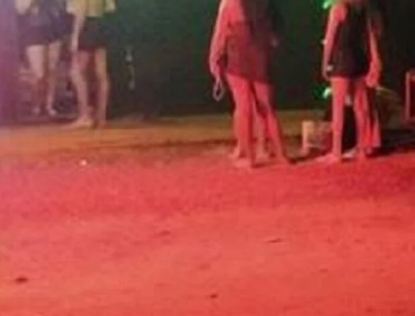 Pessoas ao redor do cabaré de uma cafetina, presa por manter duas adolescentes como prostitutas - Metrópoles