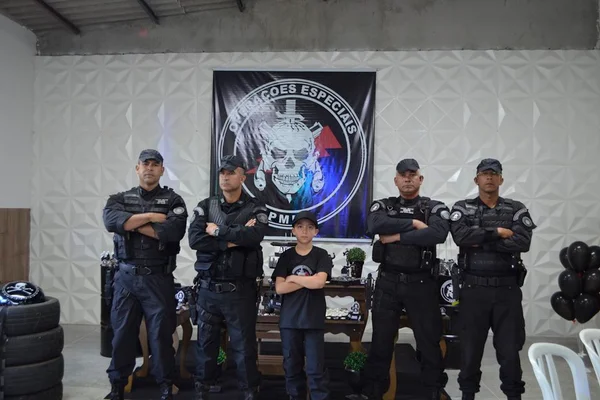 Bope faz surpresa em aniversário de criança que sonha em ser policial