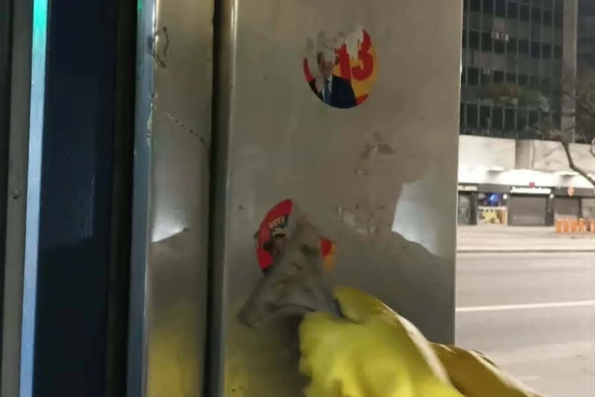 Trabalhador faz a remoção de adesivos colados nas estações de metrô em SP. Trabalhador faz a remoção de adesivos colados nas estações de metrô em SP.