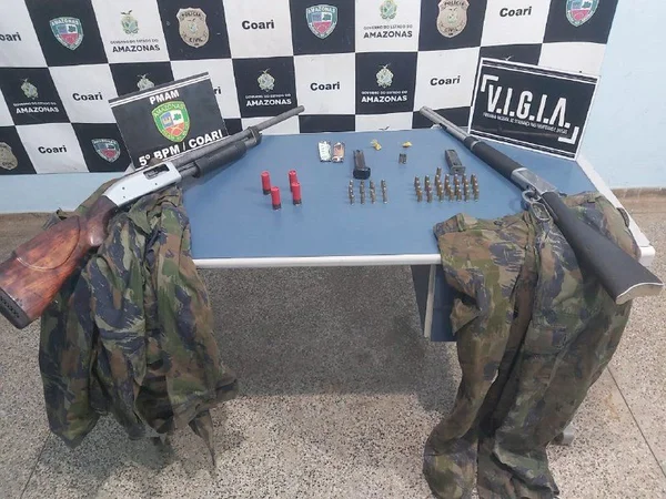 PM apreende armas de fogo e bote usados em crimes de pirataria no Amazonas