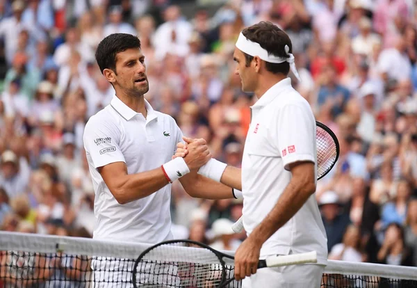 Djokovic e Federer se cumprimentam em Wimbledon