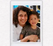 Gal Costa e o filho, Gabriel, posam juntos quando ele ainda era criança