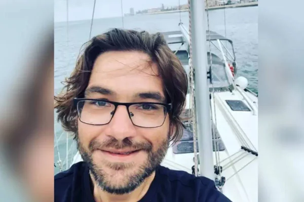 Imagem colorida de Raul Pelegrin durante viagem em Lisboa - Metrópoles