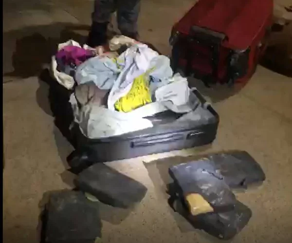 Vídeos. Grávida de 7 meses é presa com 10kg de maconha em mala