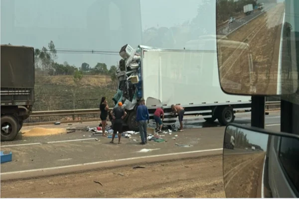Imagem colorida, acidente de trânsito que envolveu caminheiro
