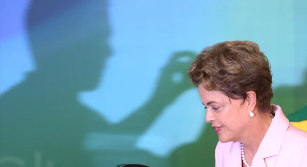 Dilma chama Lula para ajudar a fechar a reforma ministerial