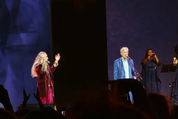 Imagem colorida de Caetano Veloso e Maria Bethânia no palco - Metrópoles