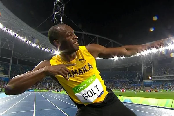 Antes de passar noite com brasileira, Bolt beijou outra em boate