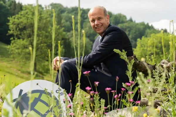 Foto de homem em campo de flores - Metrópoles
