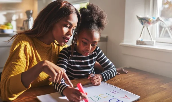 mãe filha negras estudo criança
