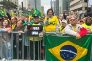 Apoiadores de Flávio Bolsonaro em ato na Paulista pedindo "Fora Lula"